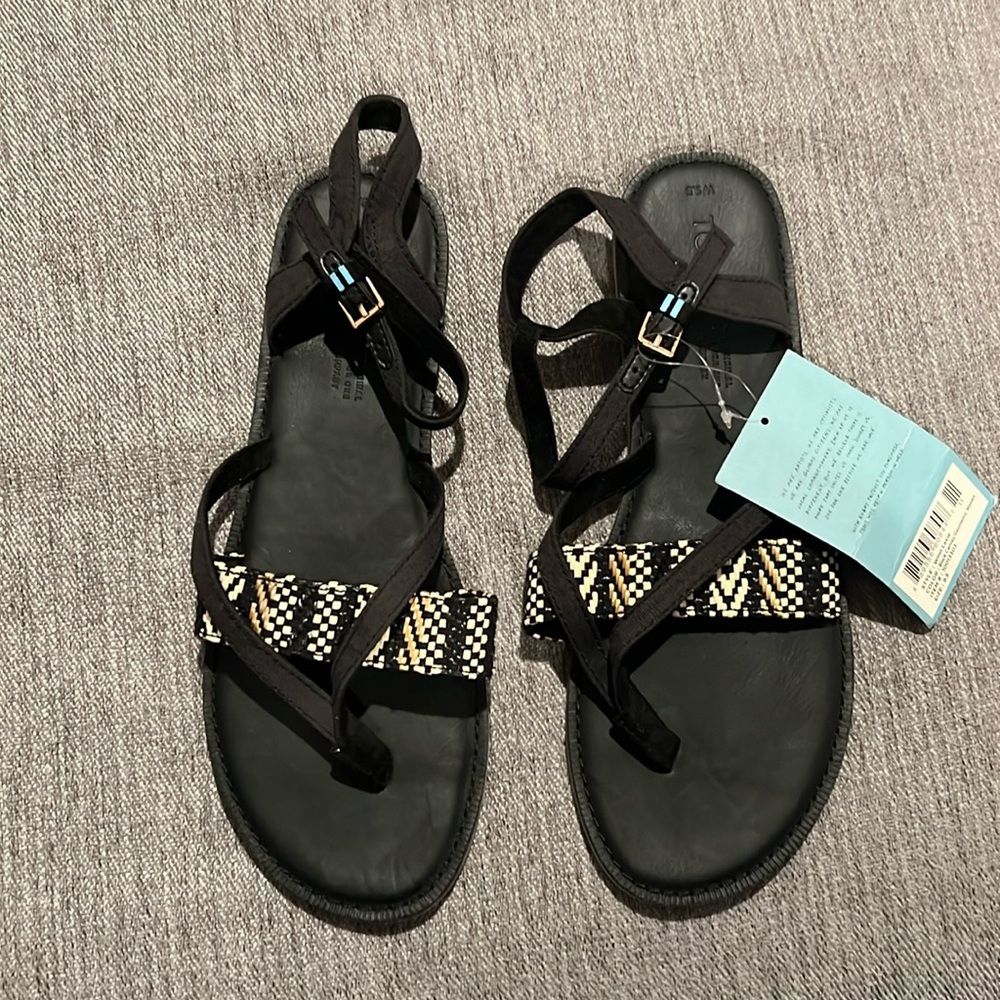 Brand new w tag BNWT Tom’s Lexie sandal women’s size 9.5 black geometric woven